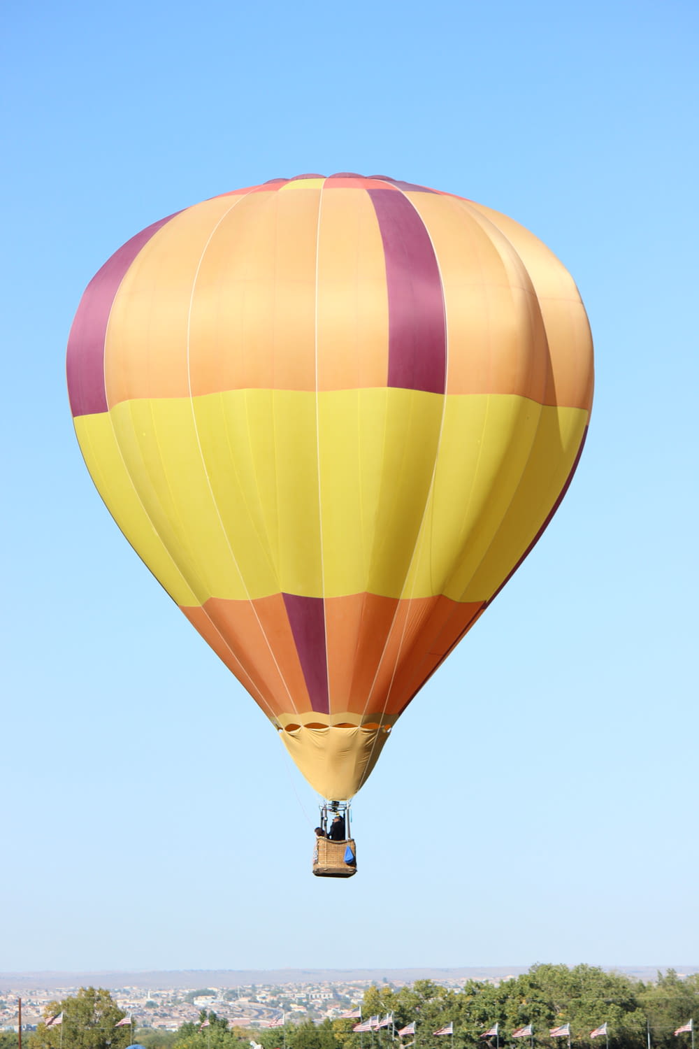 balão de ar quente azul e rosa amarelo