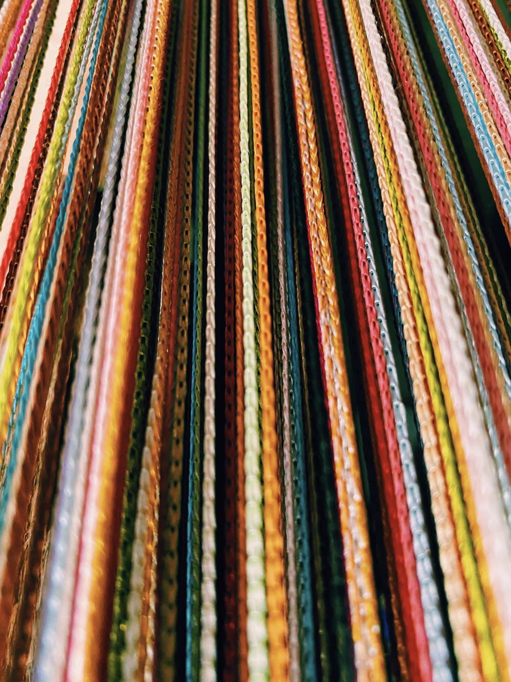 textile rouge, jaune, vert et bleu