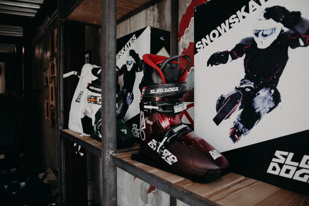 motocicleta vermelha e preta na prateleira de madeira marrom
