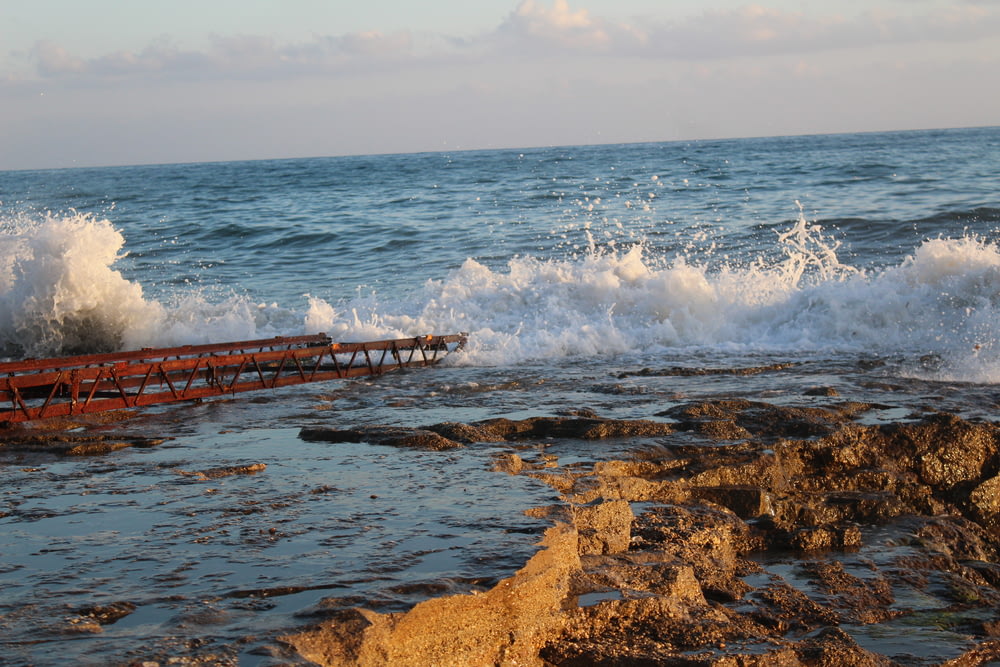 quai en bois brun sur la mer pendant la journée