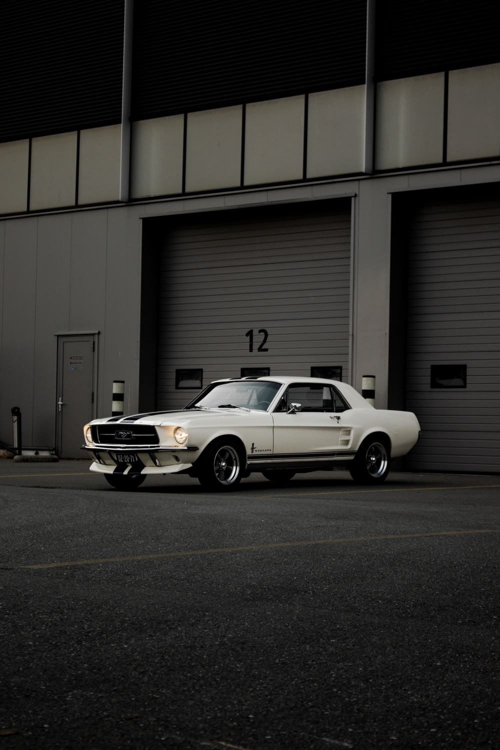 Chevrolet Camaro blanche garée devant le garage