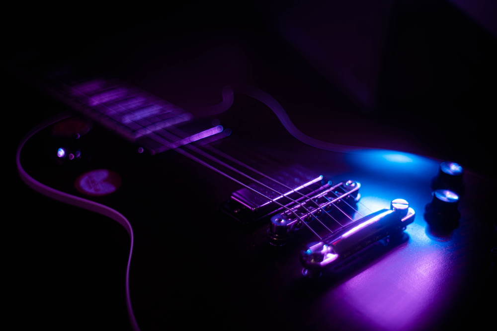 chitarra elettrica viola e nera