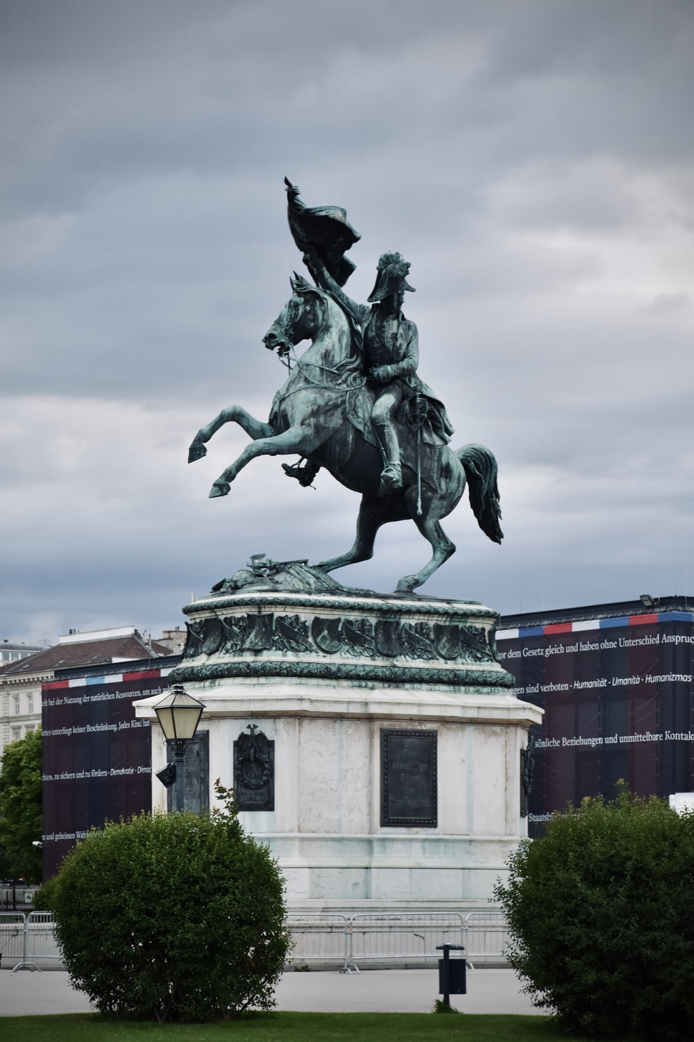 homem que monta estátua a cavalo perto do edifício durante o dia