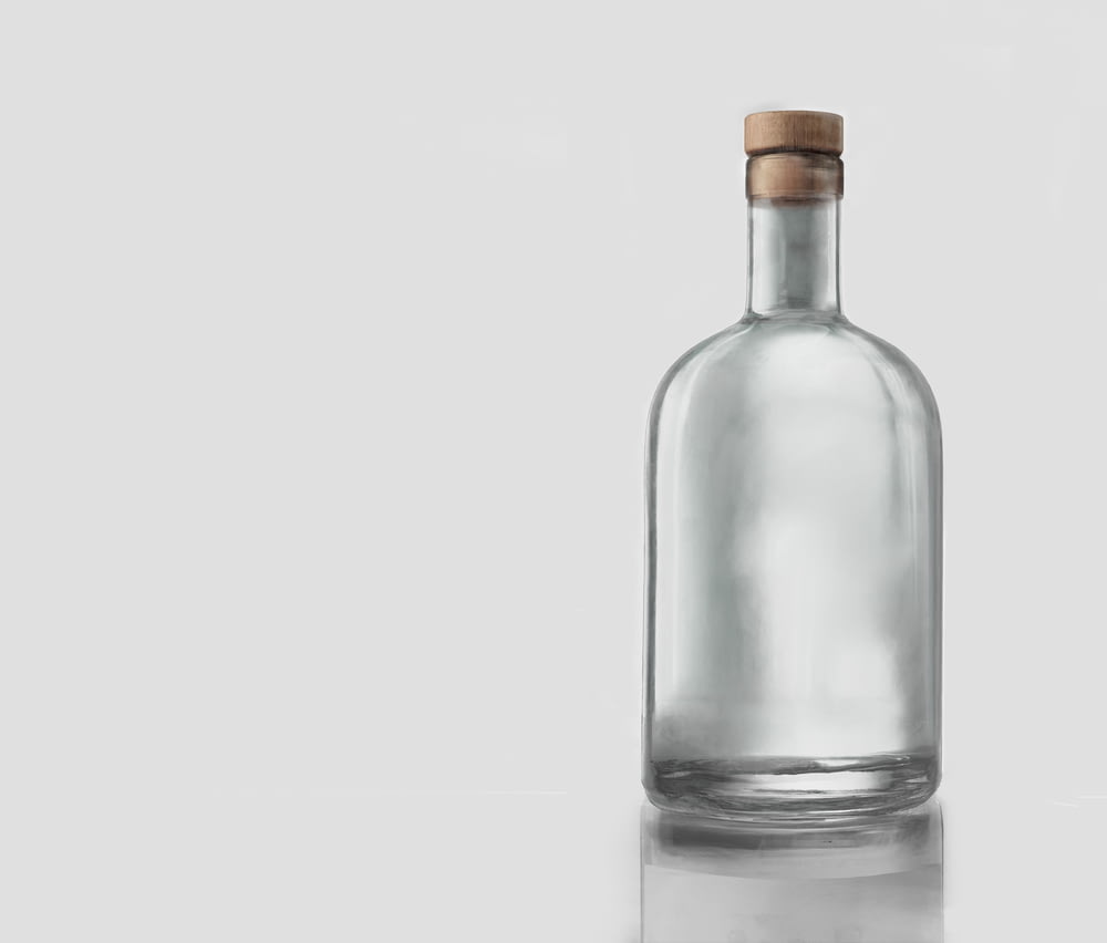 bottiglia in vetro trasparente con sfondo bianco