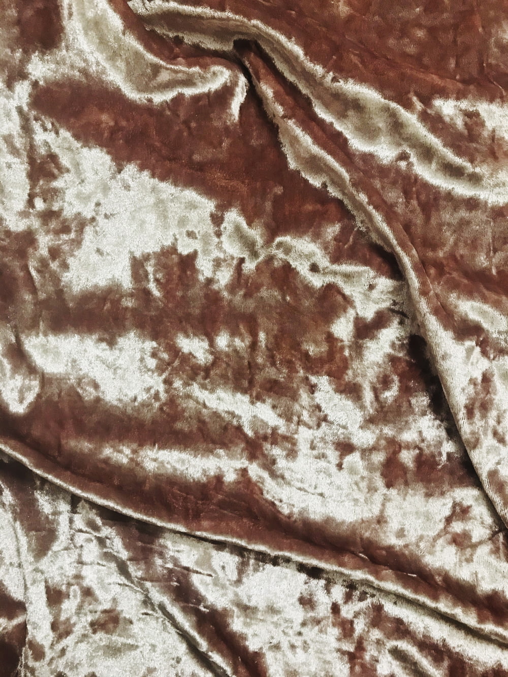 textile floral marron et blanc