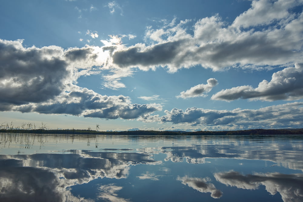 湖に浮かぶ青い空と白い雲