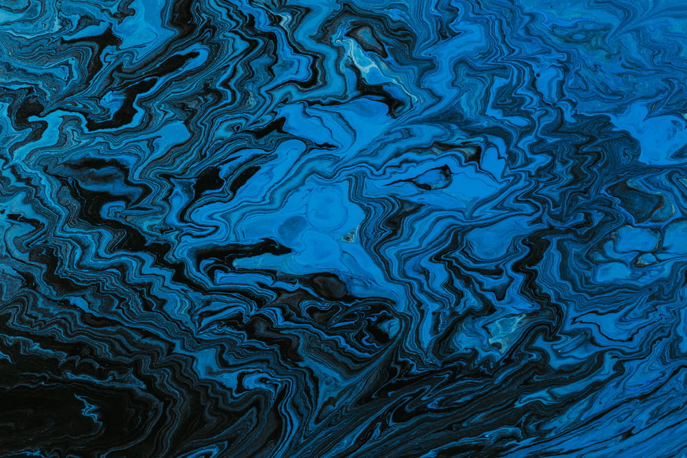 blaues Wasser mit Wassertröpfchen