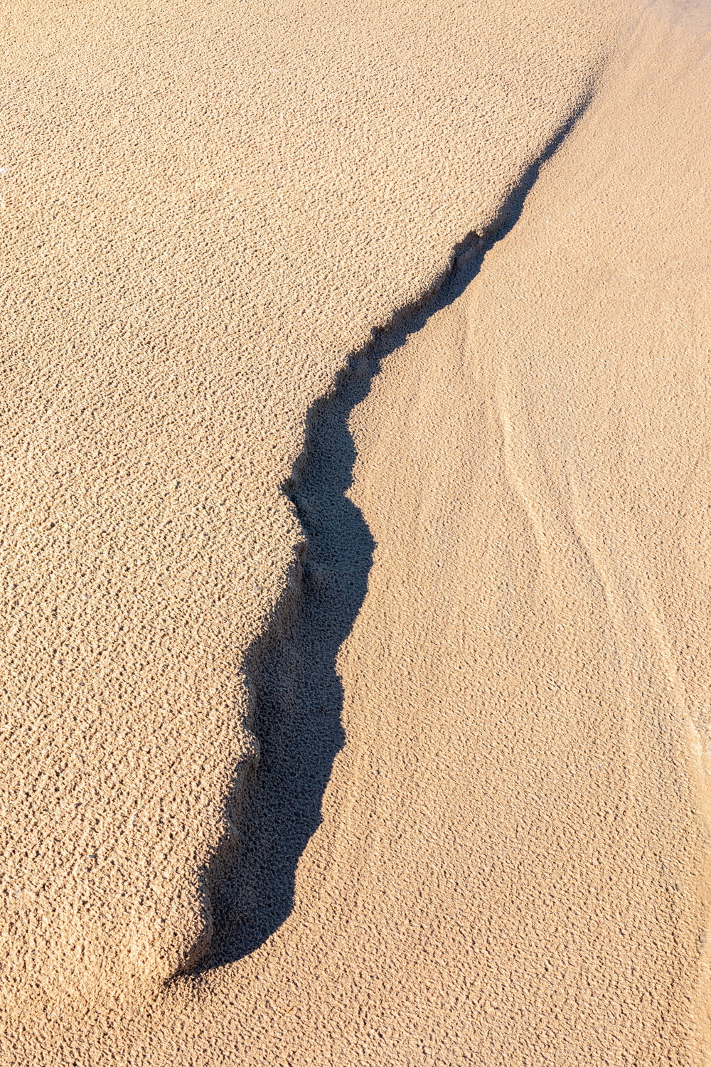 sombra da pessoa na areia marrom