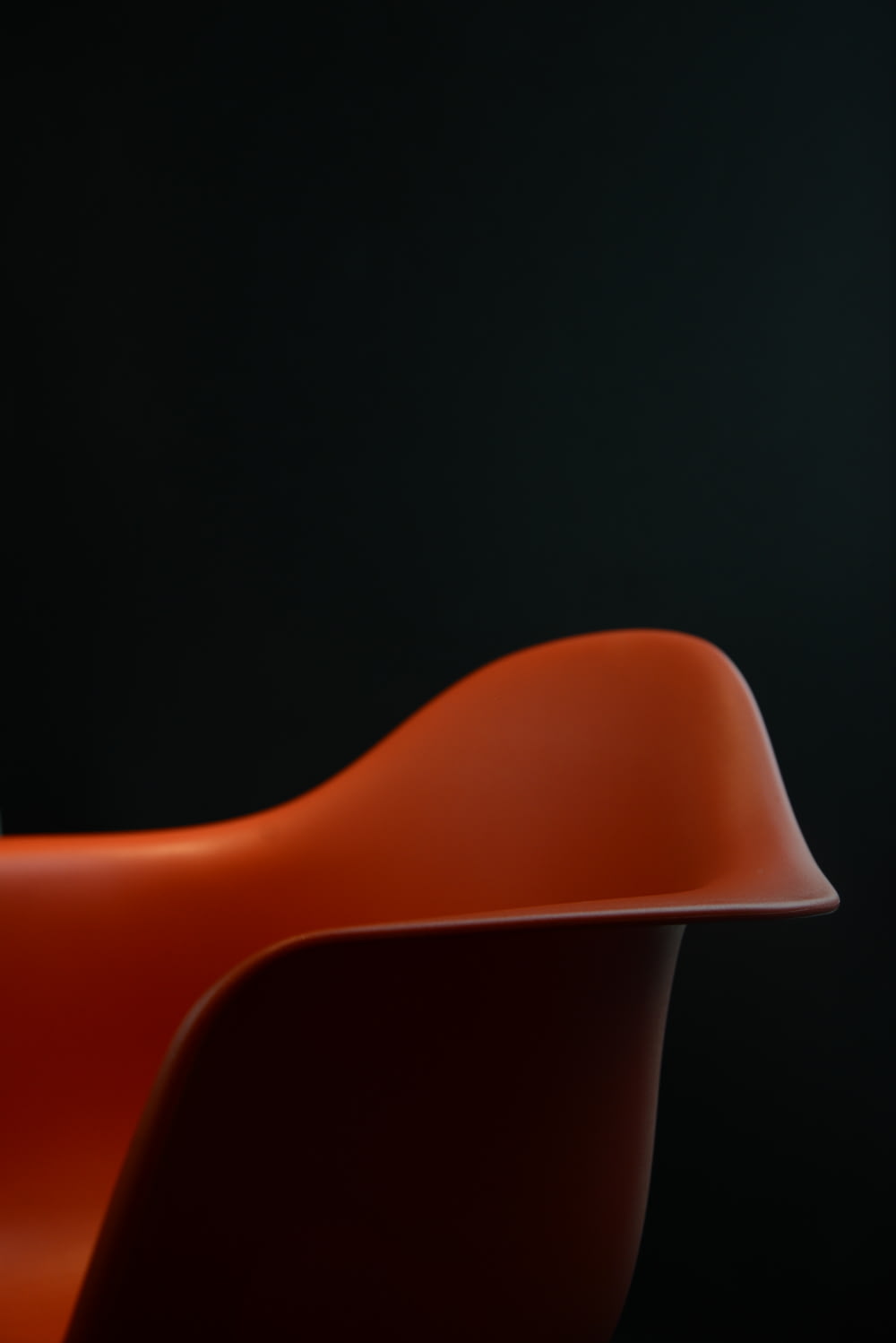 chaise en plastique rouge sur fond noir