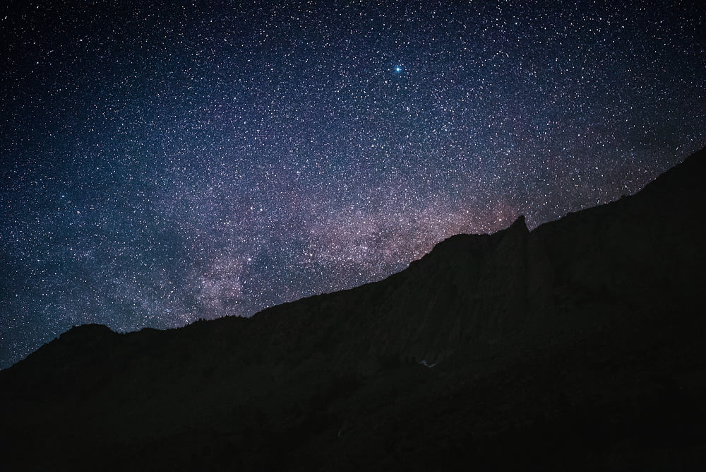 Schwarz-Weiß-Berg unter sternenklarer Nacht