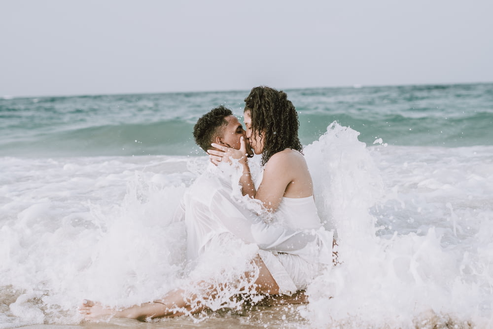 낮 동안 해변에서 키스하는 커플