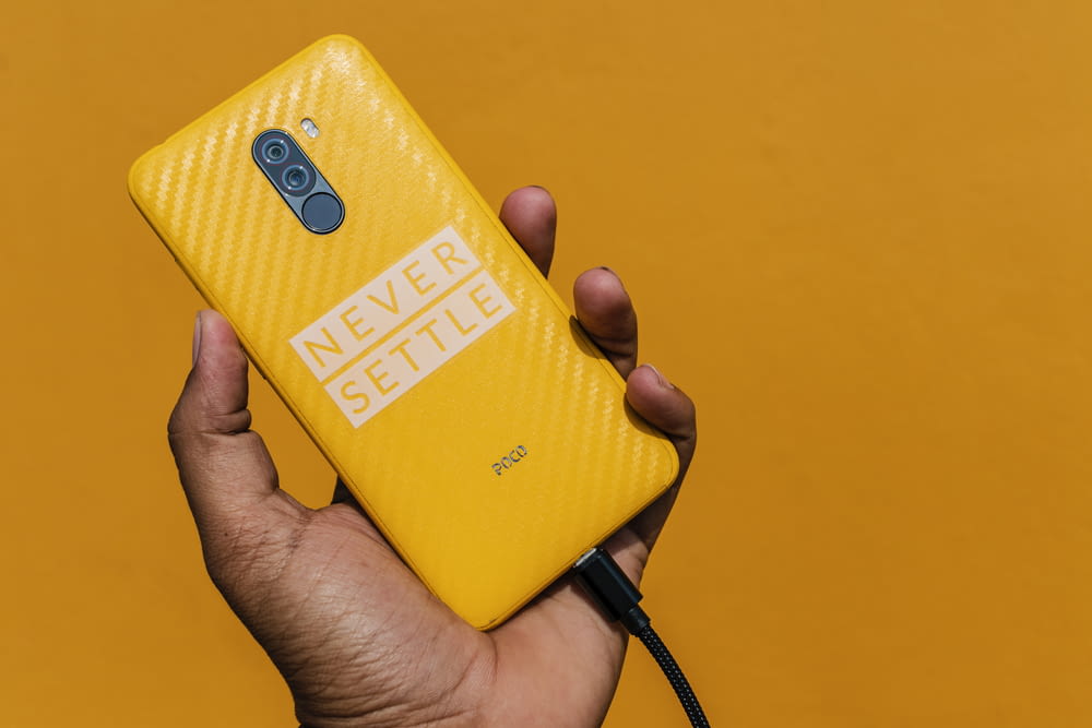 Smartphone giallo con cavo nero