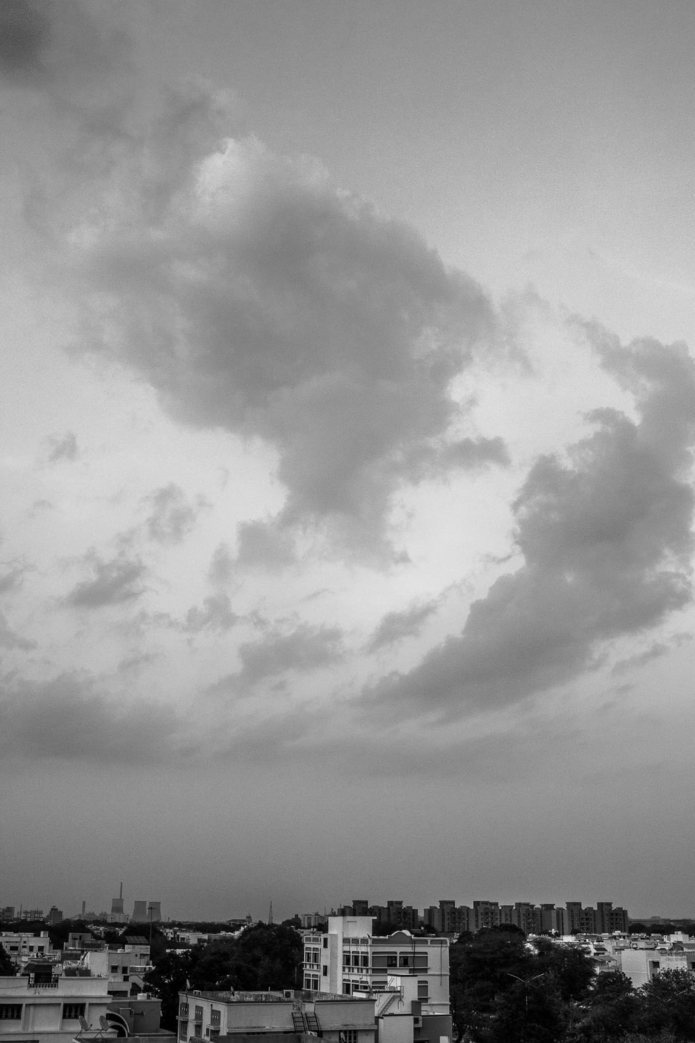 foto in scala di grigi di nuvole nel cielo