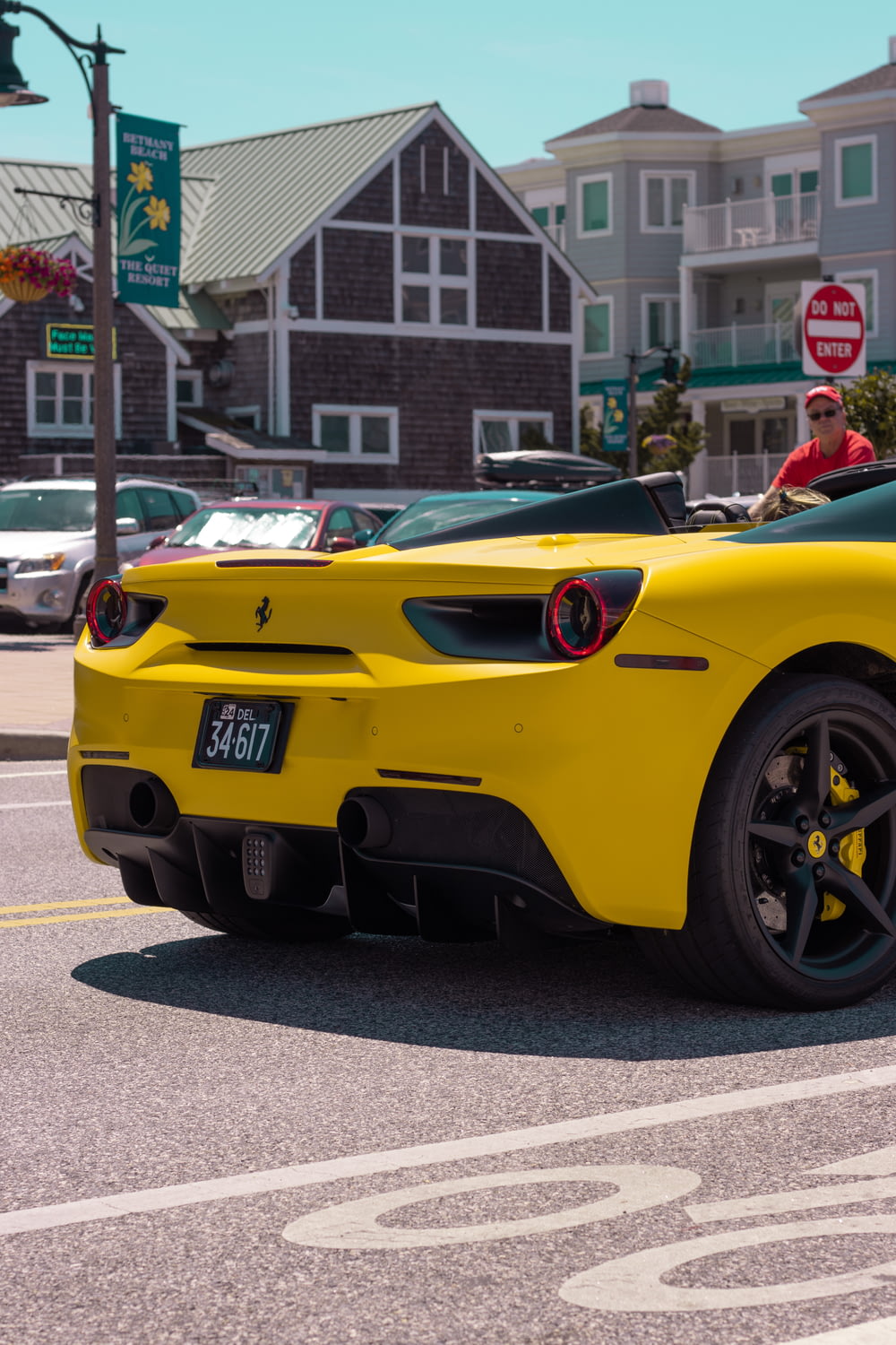 Voiture de sport Ferrari jaune sur route pendant la journée