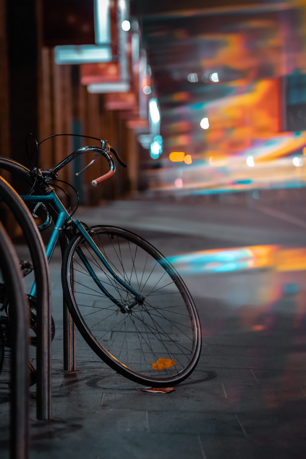 Schwarzes Fahrrad auf der Straße während der Nachtzeit