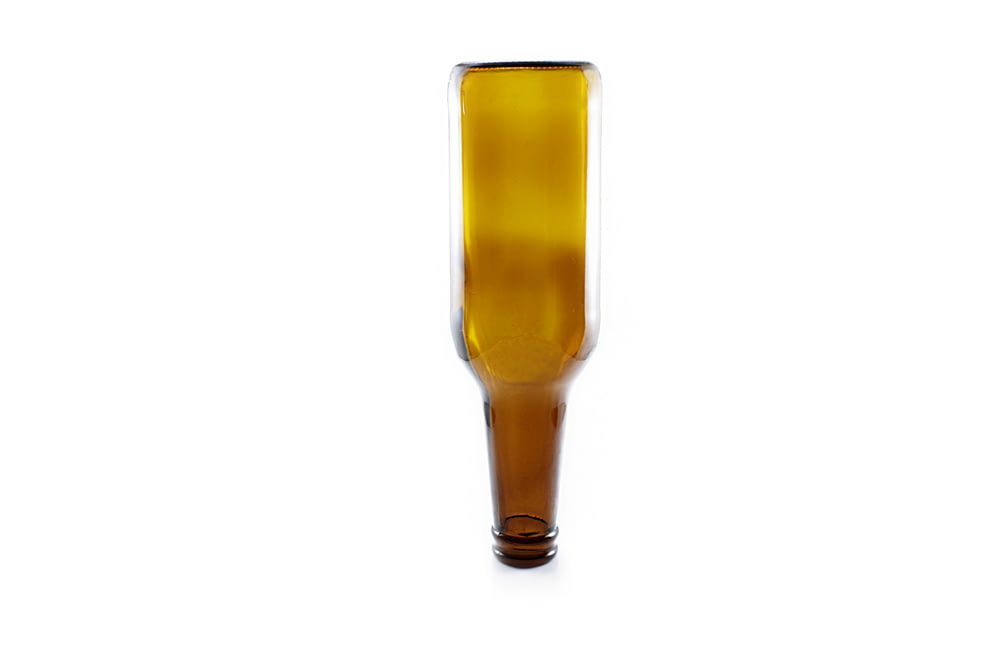 Bicchiere trasparente con liquido marrone