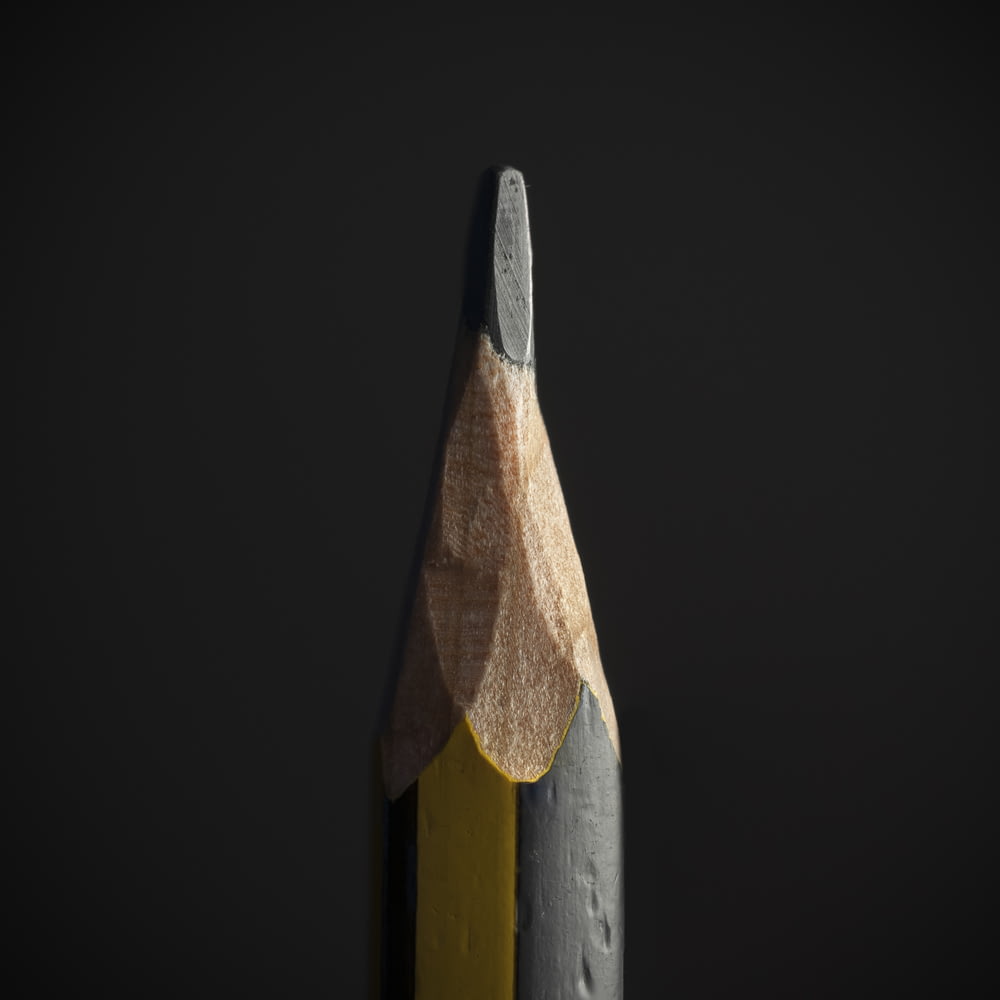 matita nera su sfondo nero