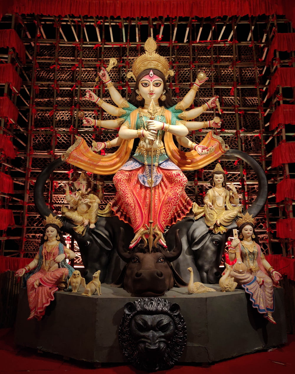 Statue de divinité hindoue sur table en bois brun