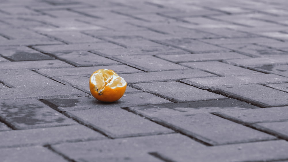 fruta laranja no chão marrom do tijolo