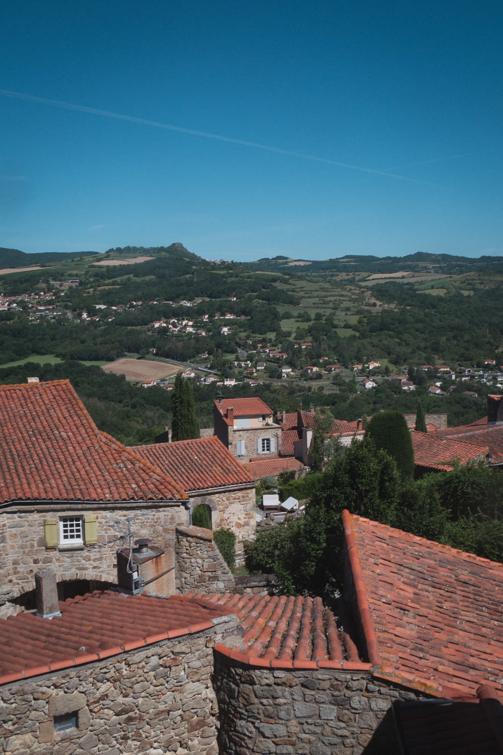 Una vista di un villaggio da una collina
