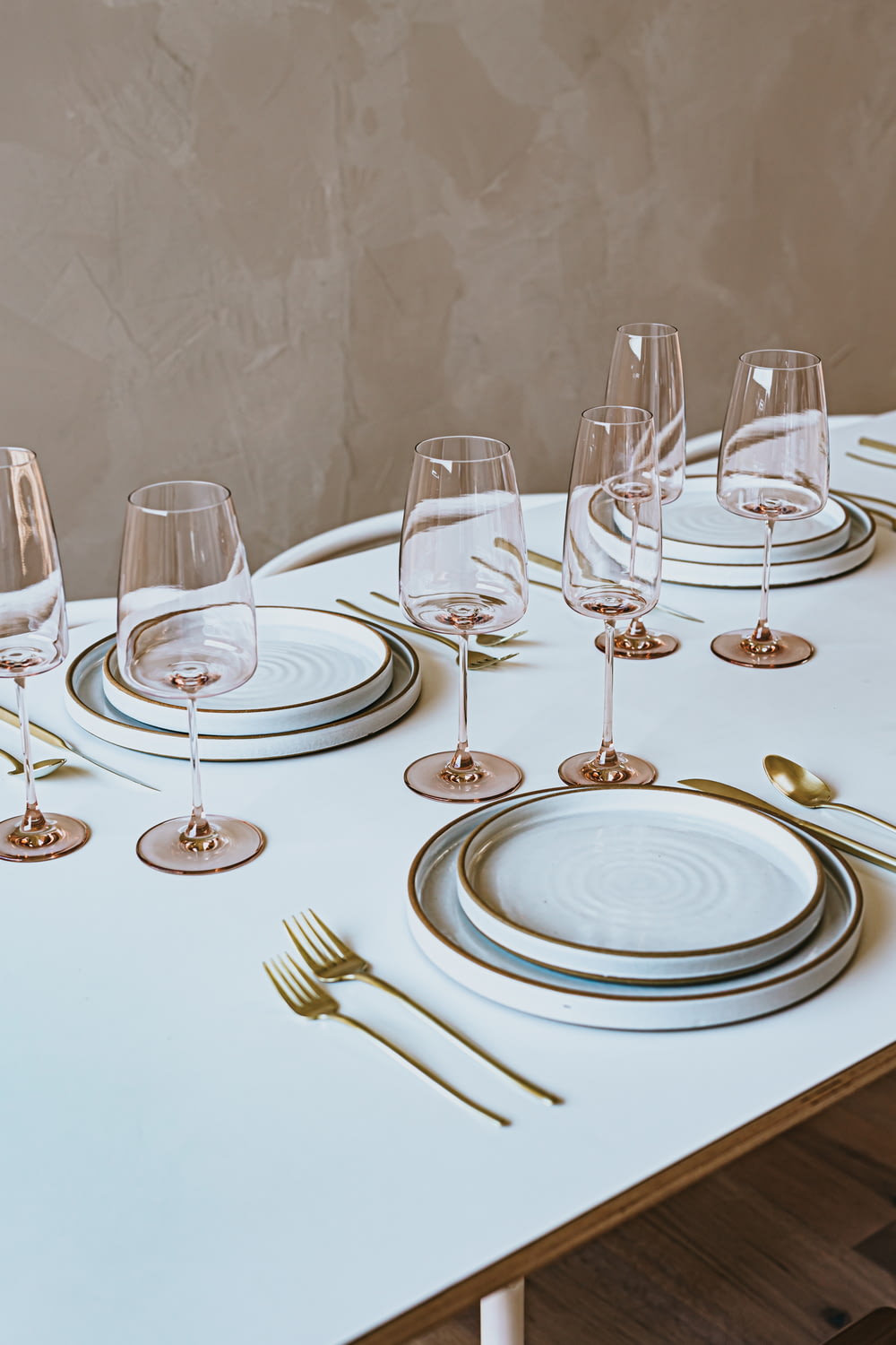 verres à vin transparents sur la table