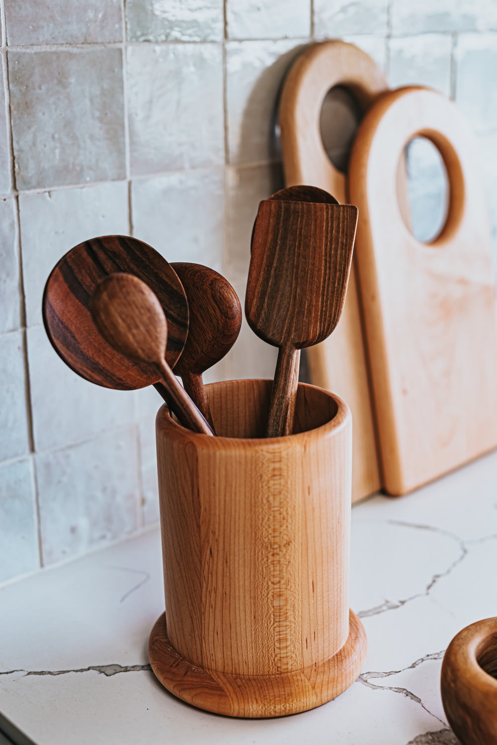 cucharas de madera marrón en taza de madera marrón