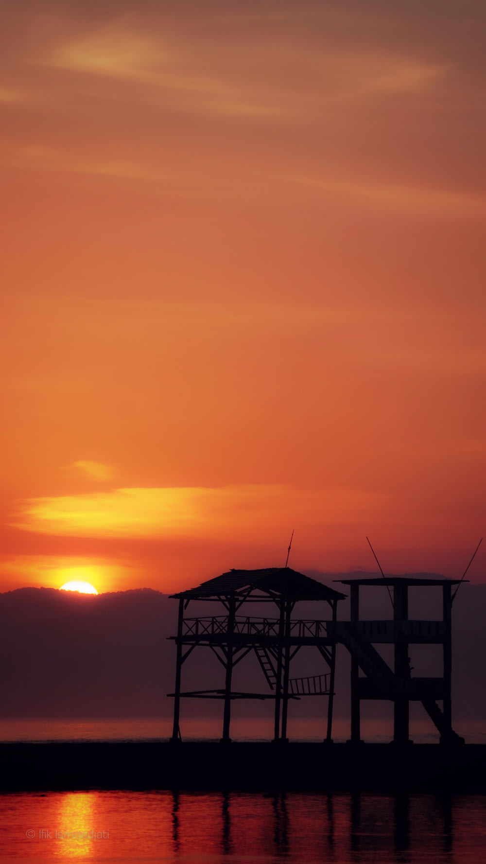 silhouette de maison au coucher du soleil