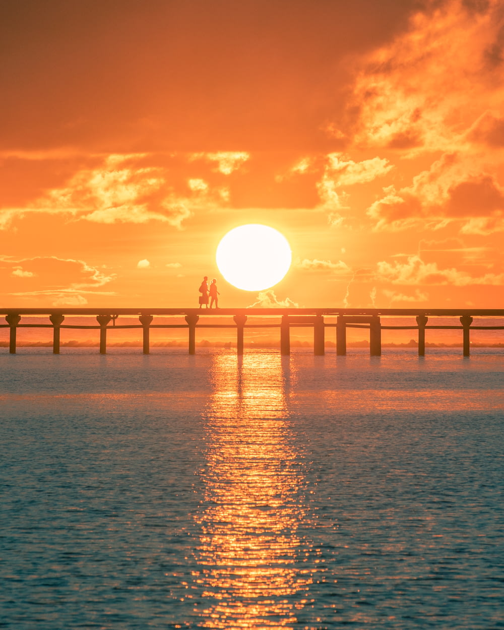 Brücke über das Meer bei Sonnenuntergang