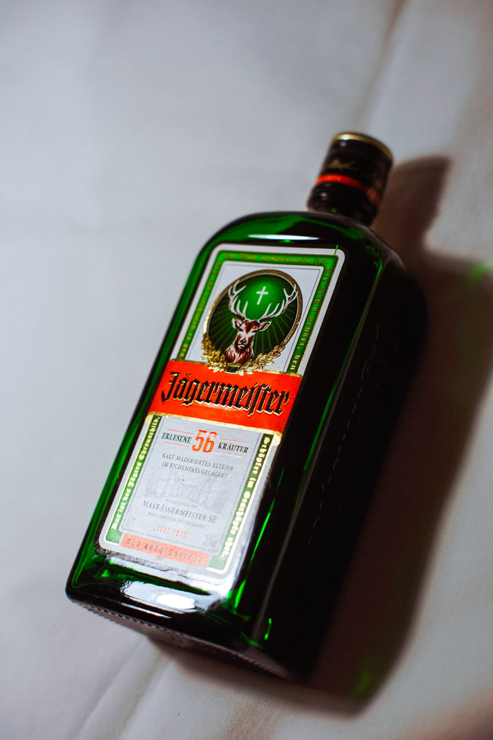 Botella con etiqueta verde y blanca