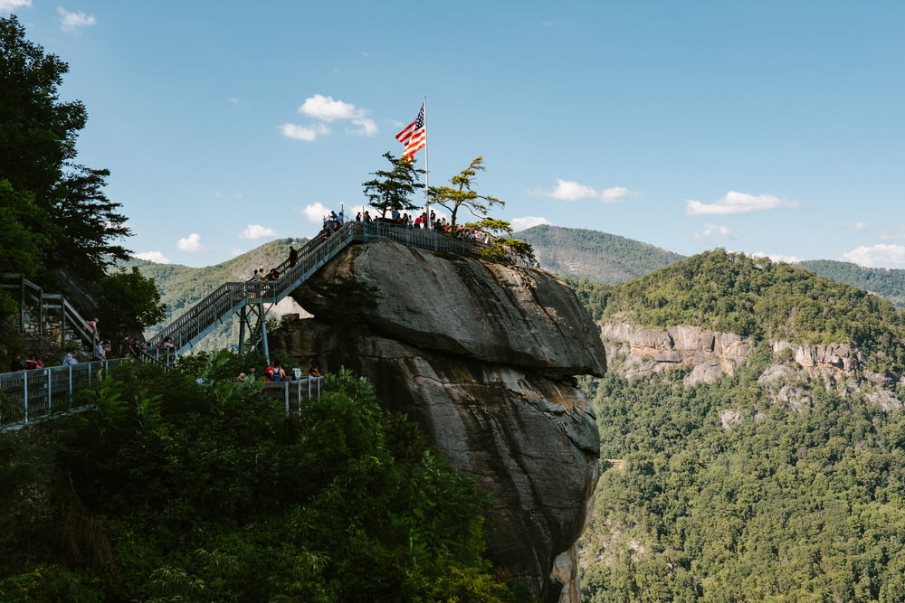 personnes sur une montagne avec des drapeaux pendant la journée