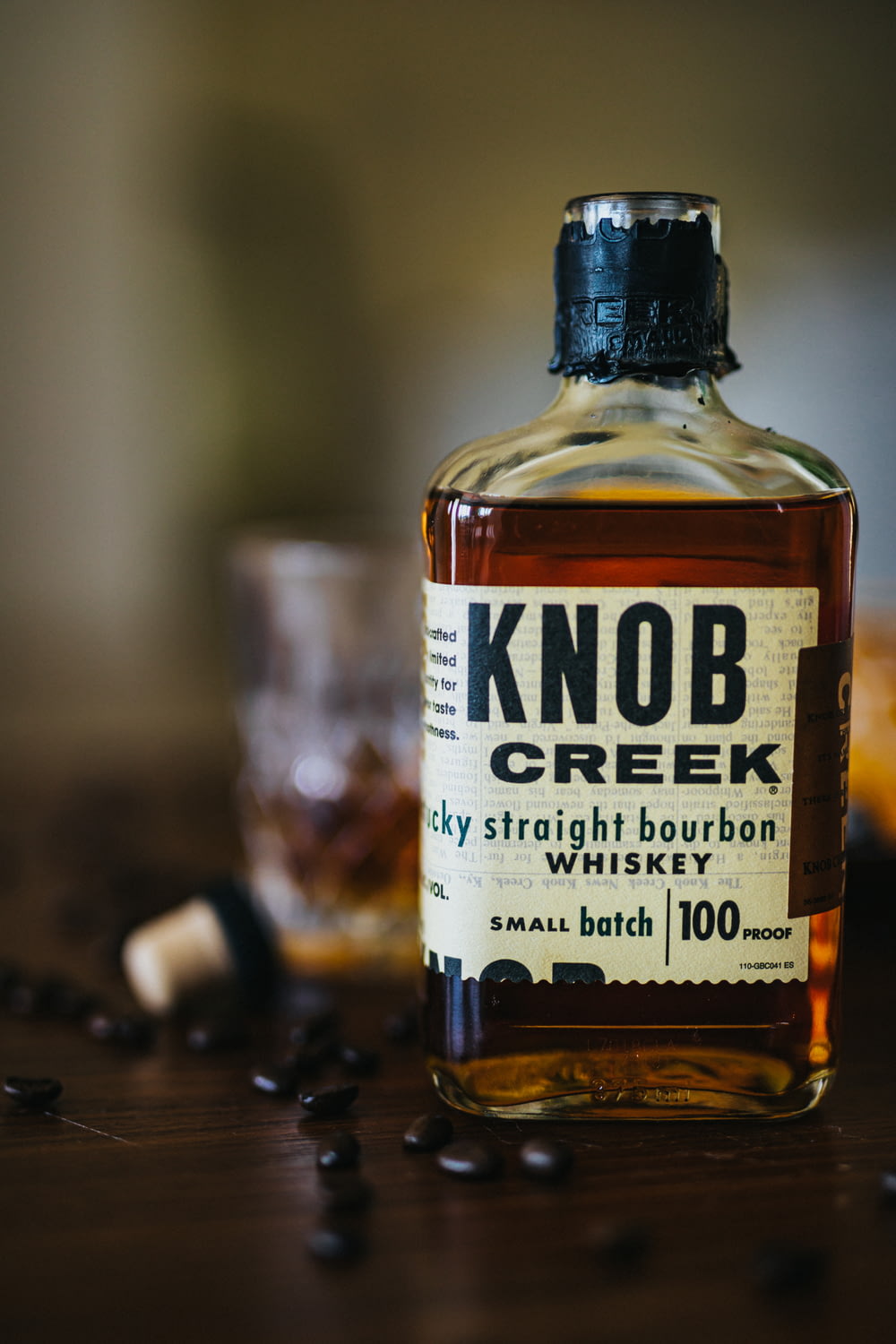 Una bottiglia di whisky Knob Creek seduta su un tavolo