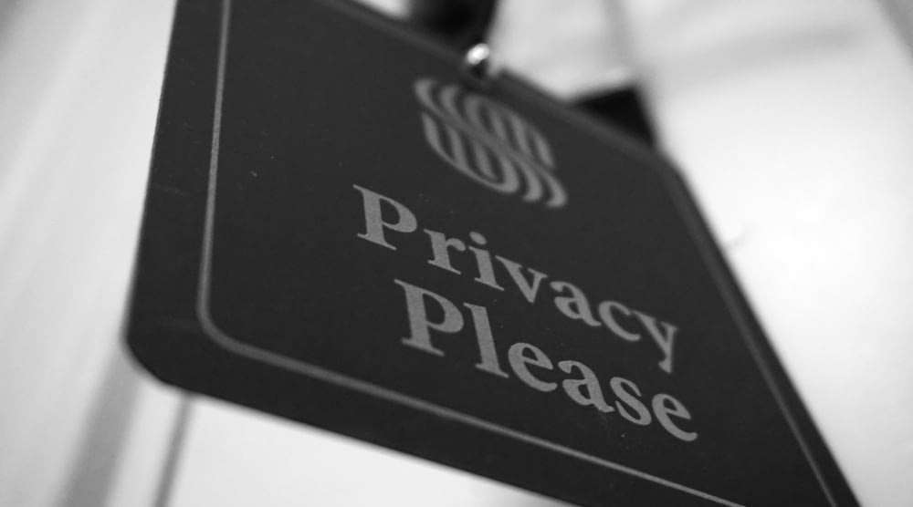a black and white photo of a sign that says privacy please