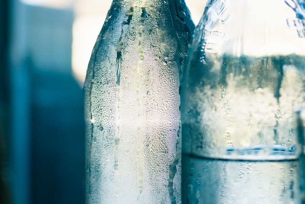 bottiglia di vetro trasparente con acqua