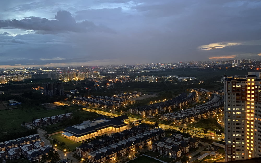 Luftaufnahme von Stadtgebäuden bei Nacht