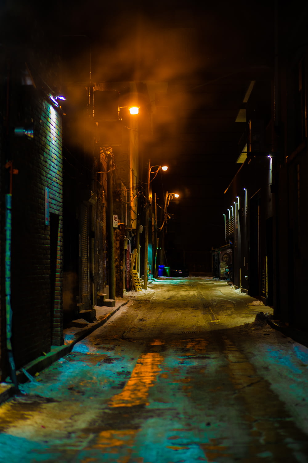 rua vazia entre edifícios durante a noite
