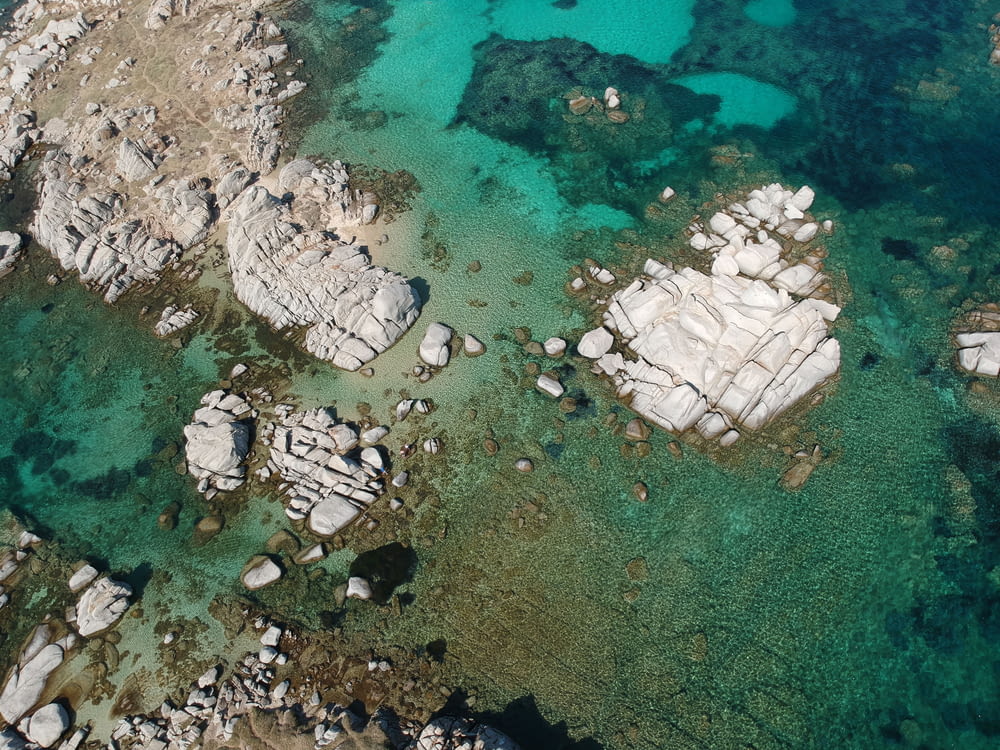 Vista aérea de rocas blancas y grises en el cuerpo de agua durante el día