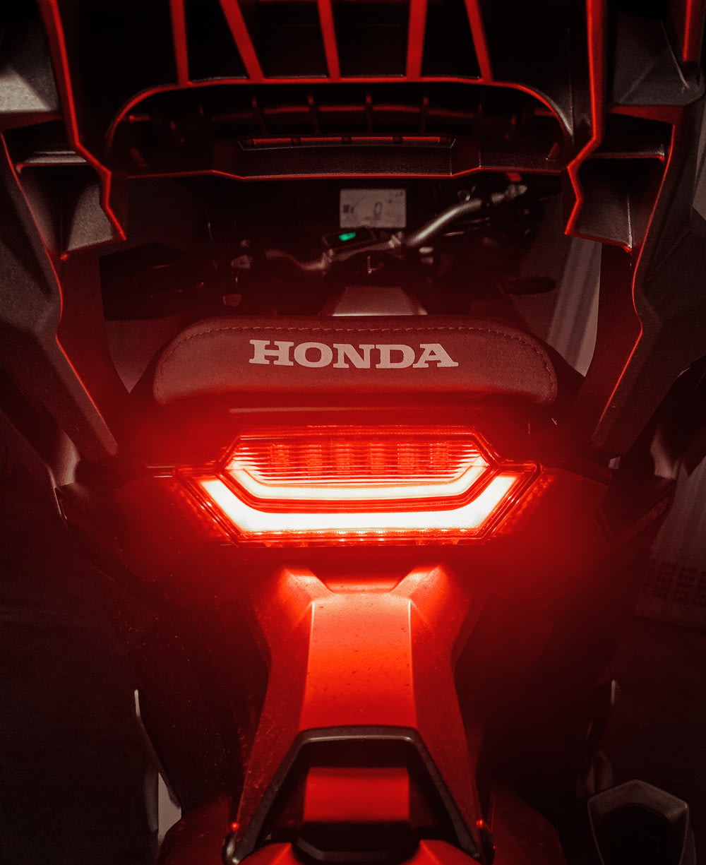 Auto Honda nera e rossa