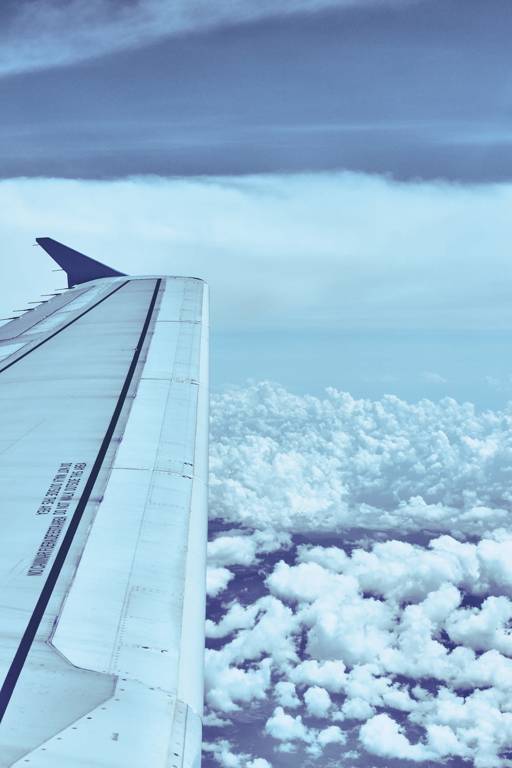 asa branca do avião sobre nuvens brancas durante o dia