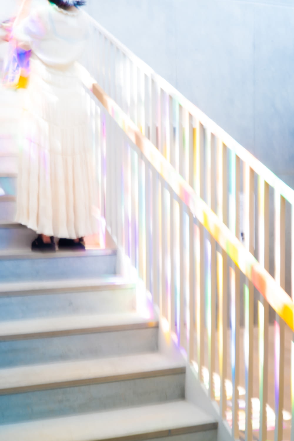 階段を歩く白いドレスの女性