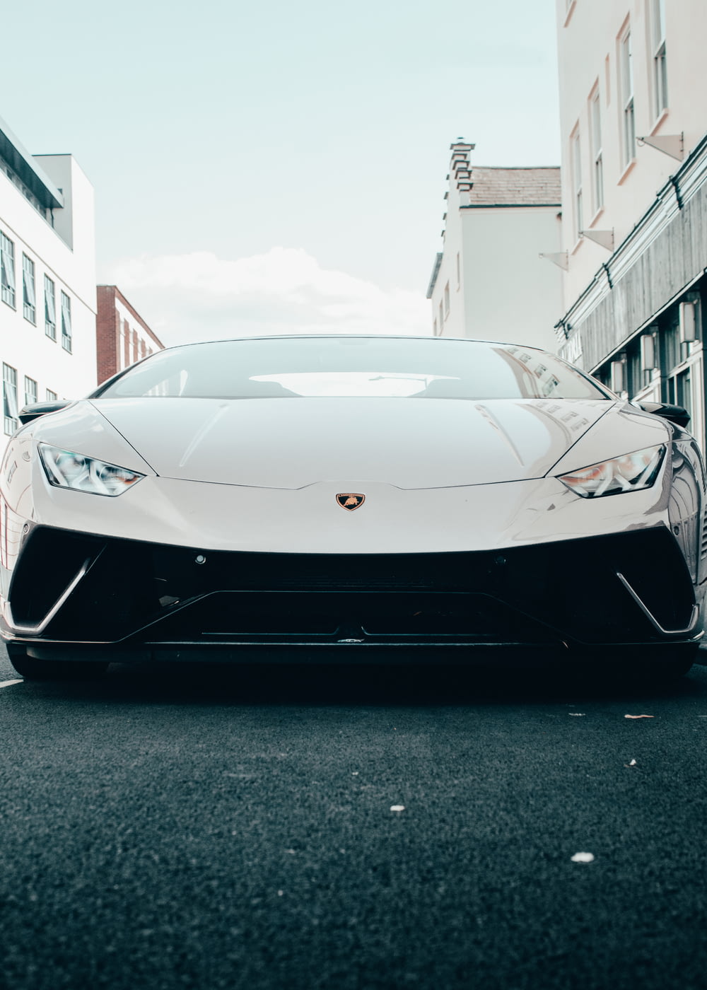 Lamborghini Aventador bianca parcheggiata su strada durante il giorno