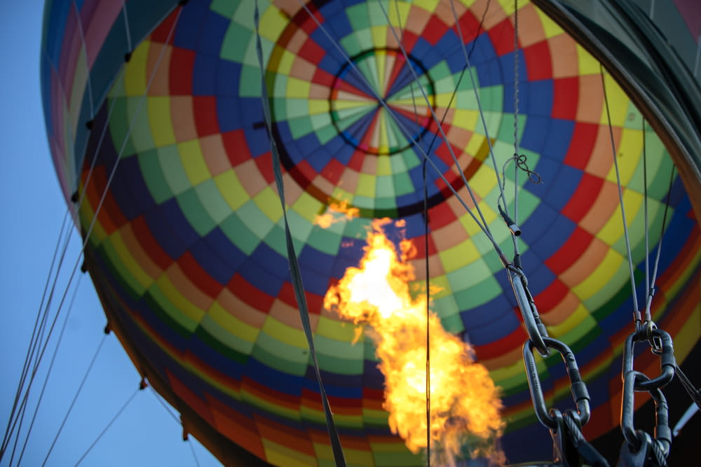 Heißluftballon tagsüber in der Luft