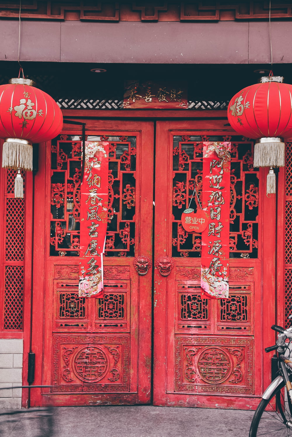 Rote chinesische Laternen an roter Holztür
