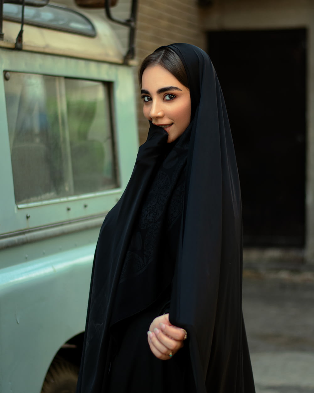 Mujer con hiyab negro y abaya negra