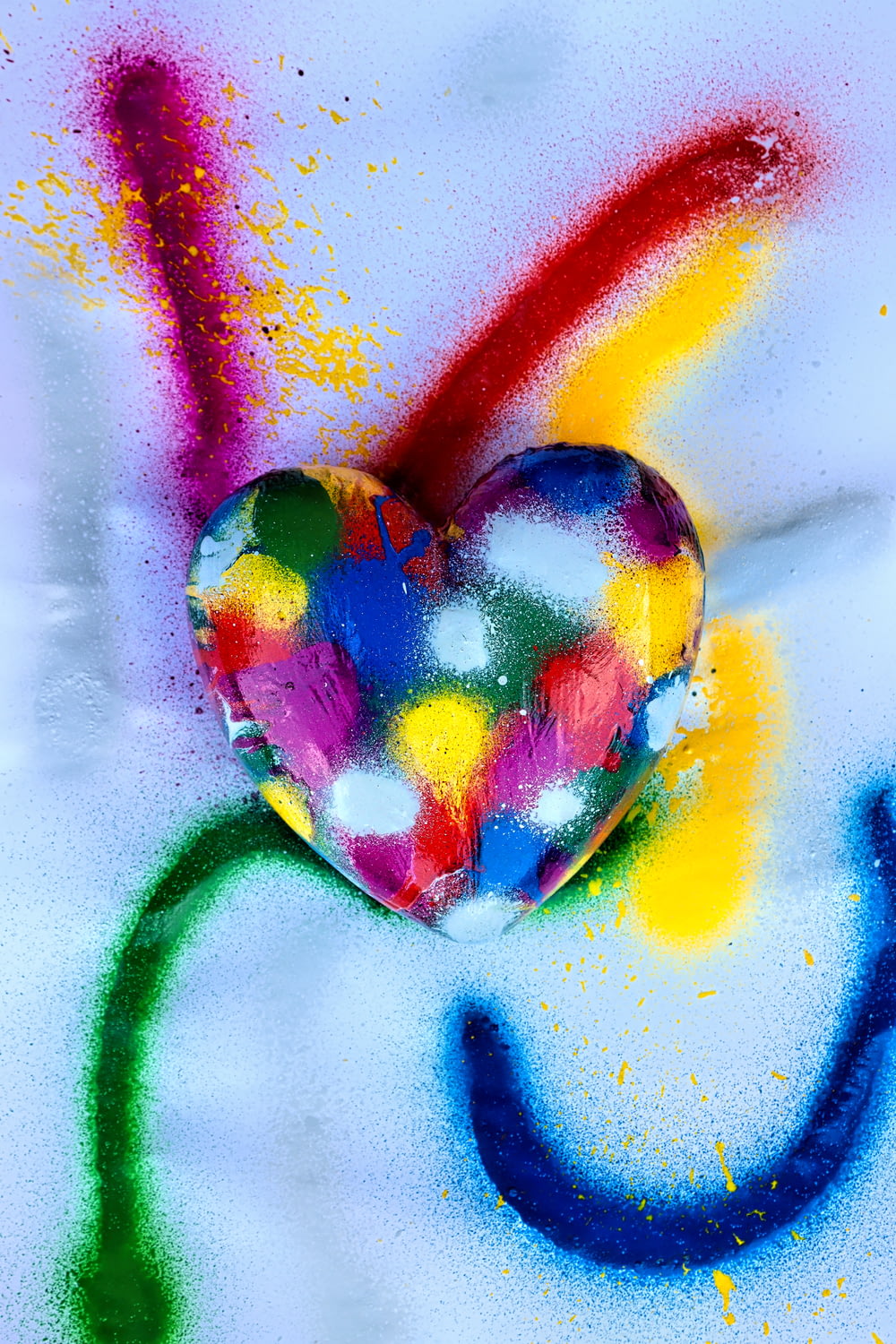 Ilustración en forma de corazón amarillo, verde y rosa