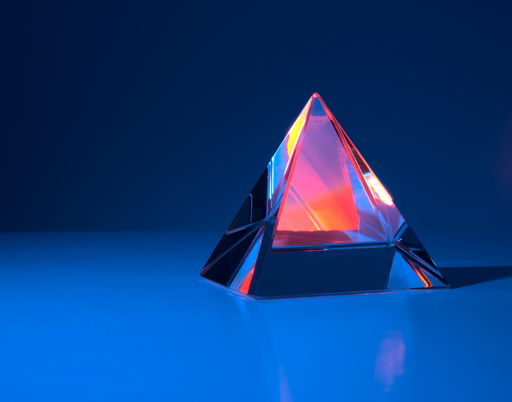 Illustration triangulaire de triangle rouge et bleu