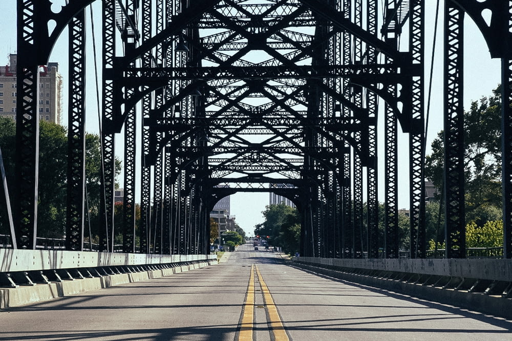 pont en béton gris pendant la journée