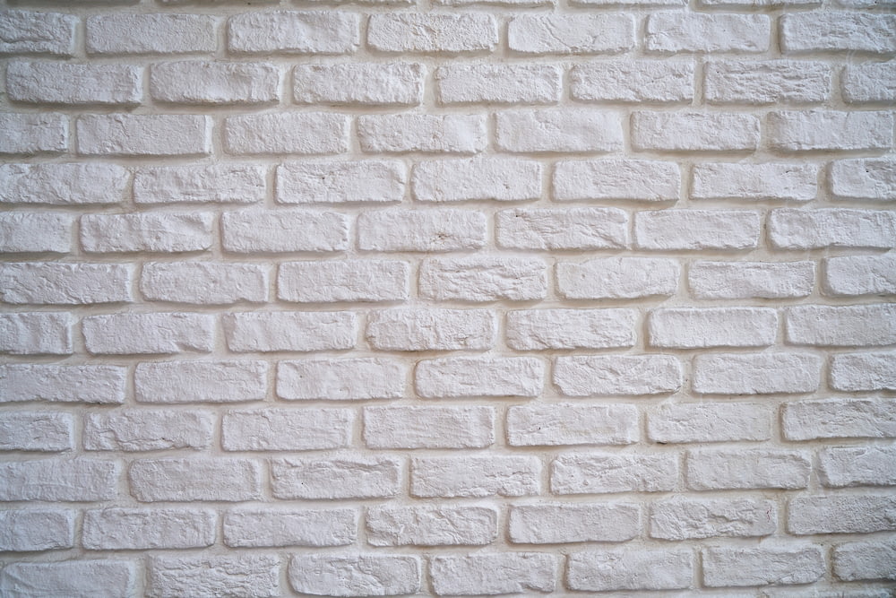 muro di mattoni marroni e bianchi