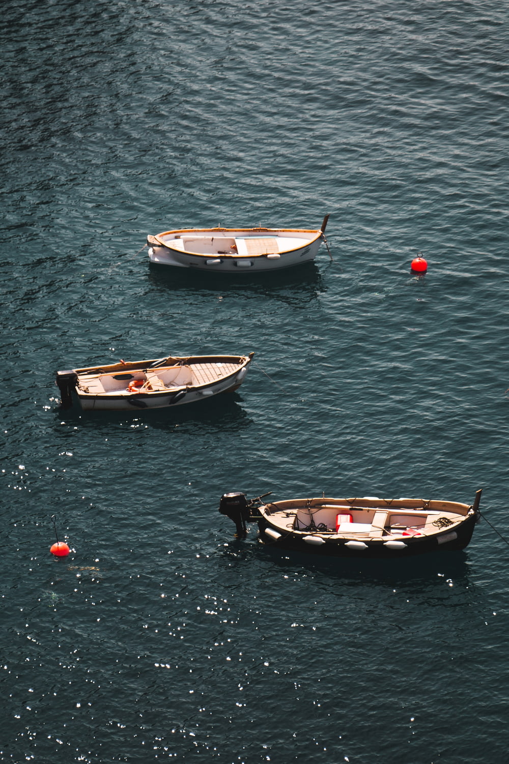 barco branco e marrom no corpo de água durante o dia