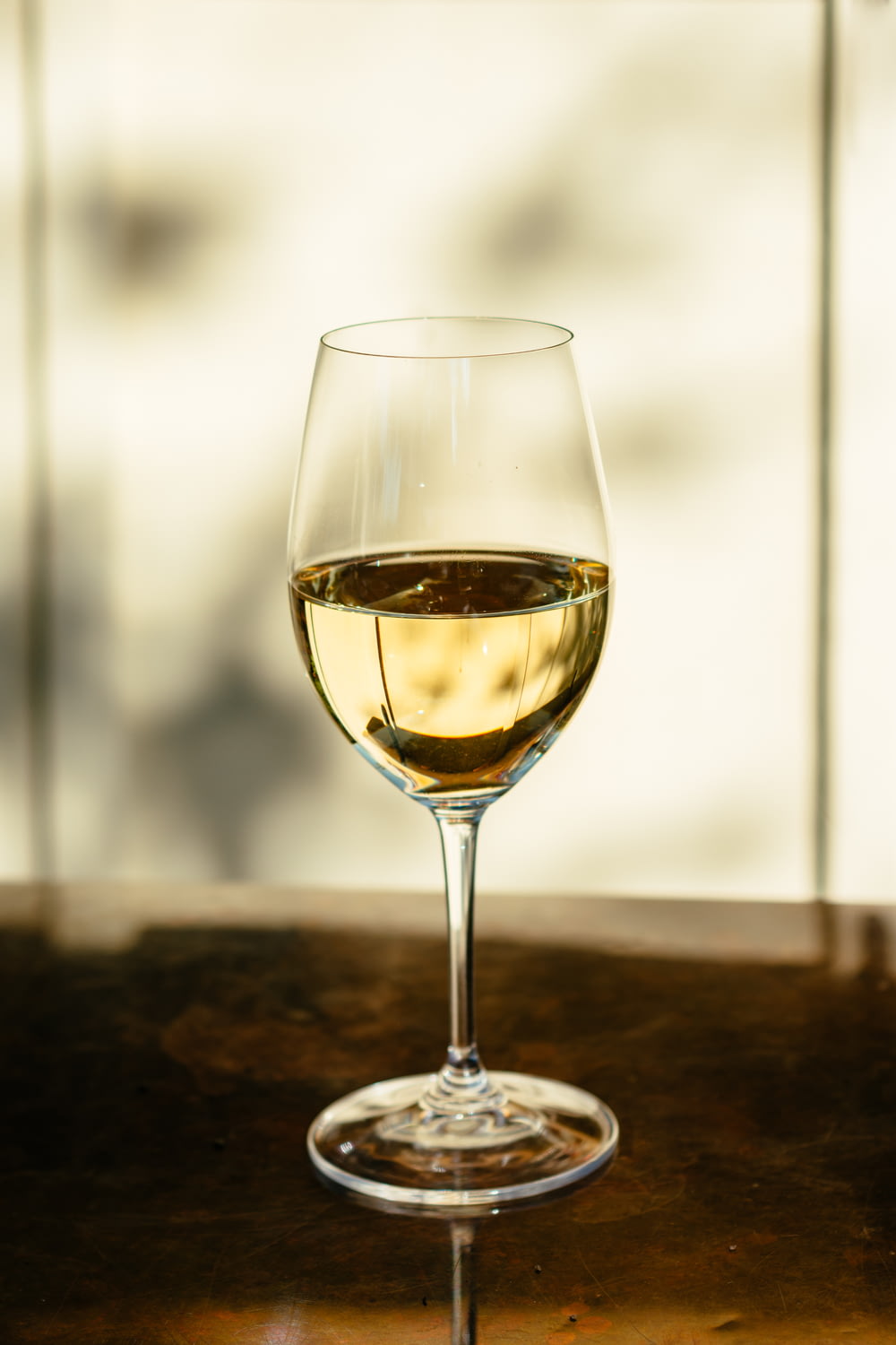 klares Weinglas auf braunem Holztisch