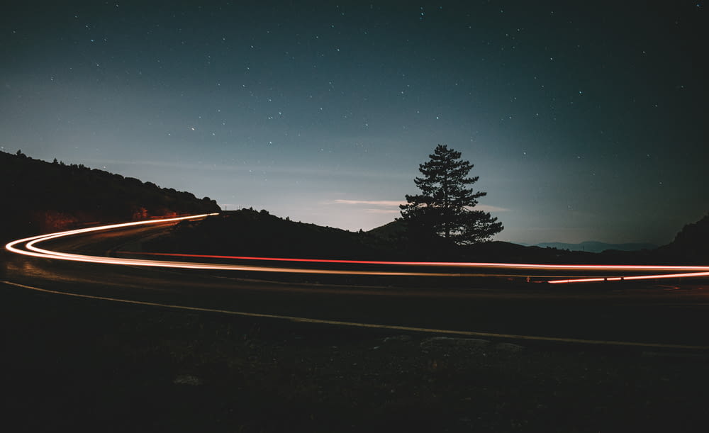 Photographie en accéléré de la route pendant la nuit